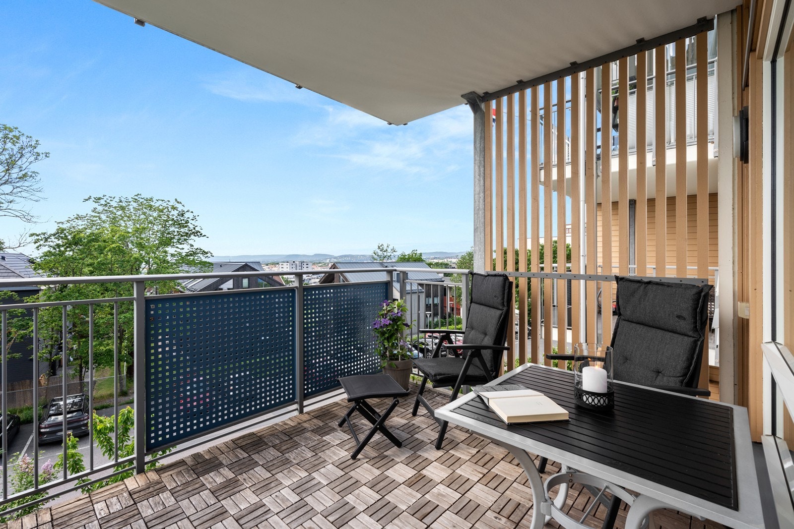 Balkongen er på ca. 9m² med ypperlige solforhold og utsikt. Galleribilde