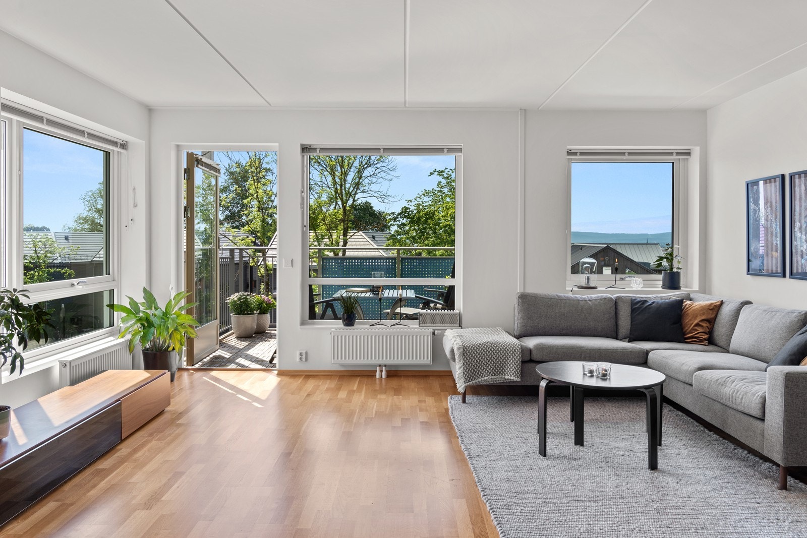 Fra stuen har du direkte adkomst til den solrike og flotte balkongen. Galleribilde