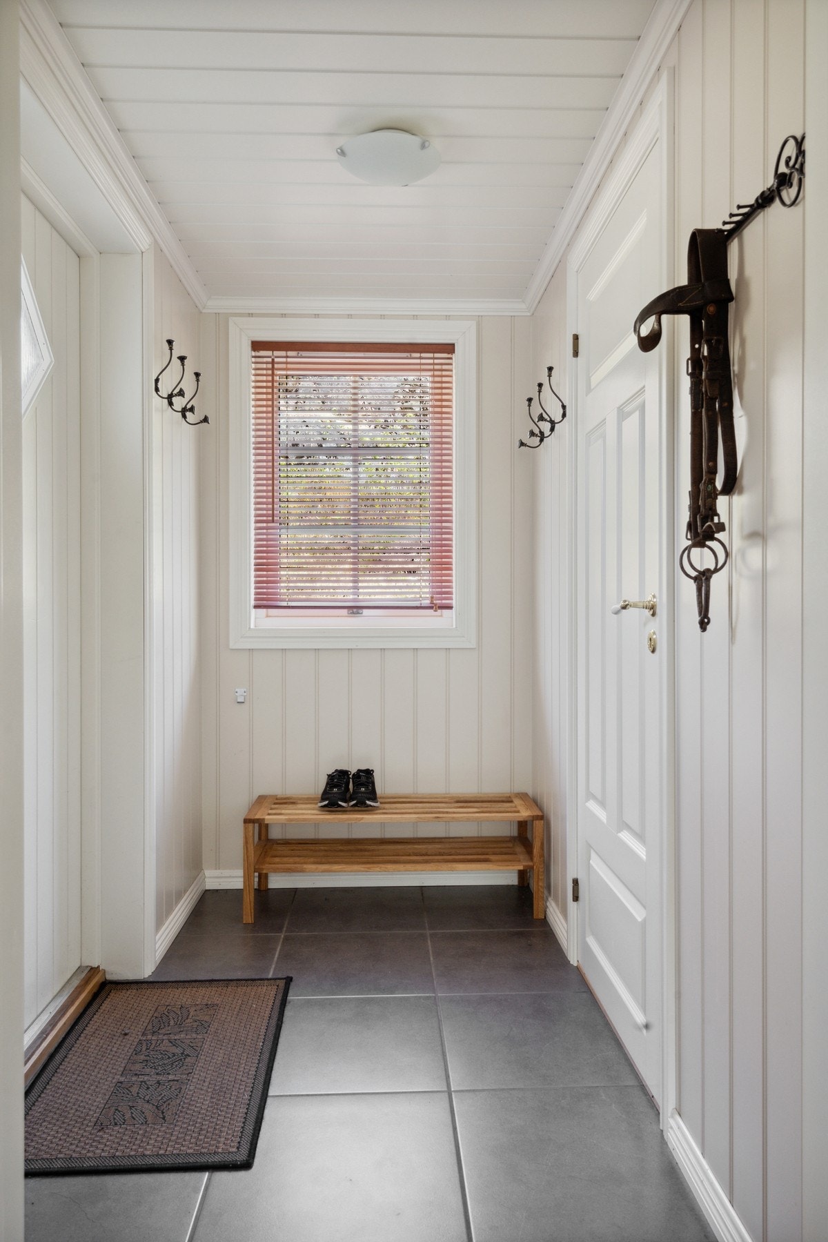 Her i entreen har du mulighet for å henge fra deg jakken, inn til høyre er det en bod Galleribilde