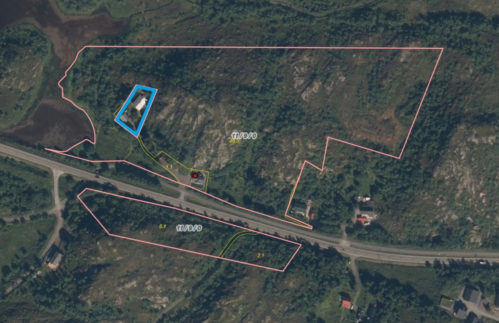 Oversiktskart med tomtegrenser, blått areal er skilt ut og medfølger ikke. Galleribilde