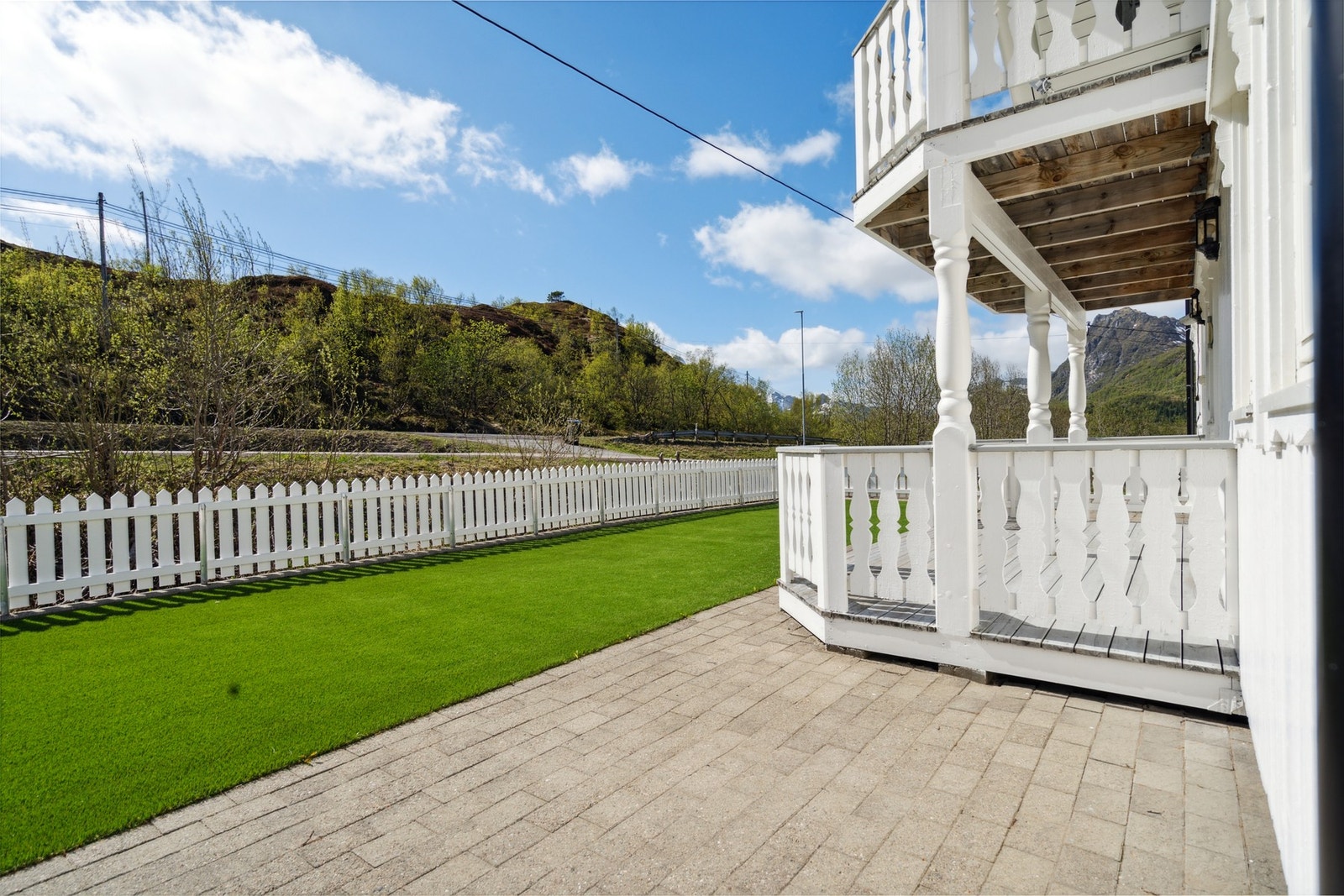 Fint uteområde med steinheller og kunstgress Galleribilde