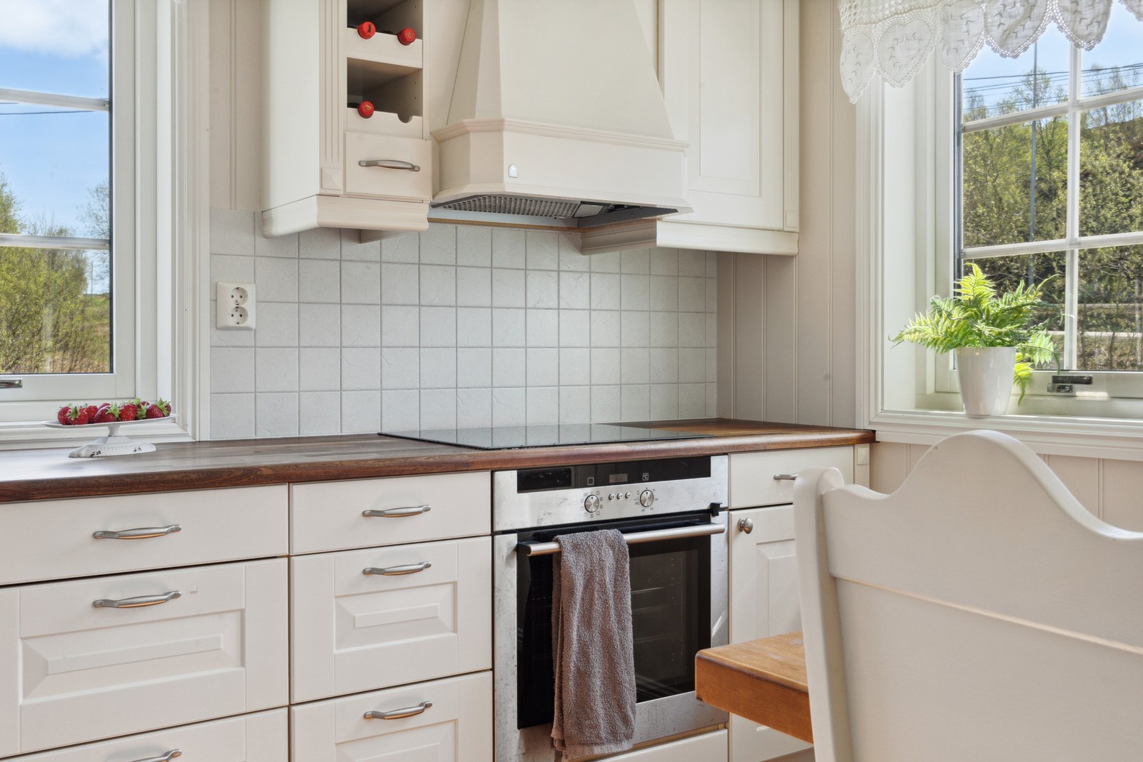 Pen kjøkkeninnredning som passer stilen ellers i hytta Galleribilde