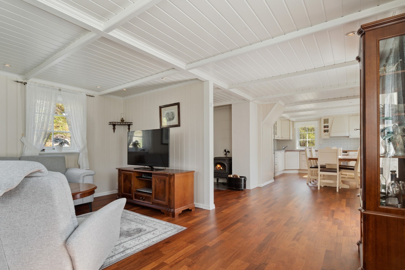 Her ser du fra stuen mot spisestue og kjøkkenet Galleribilde