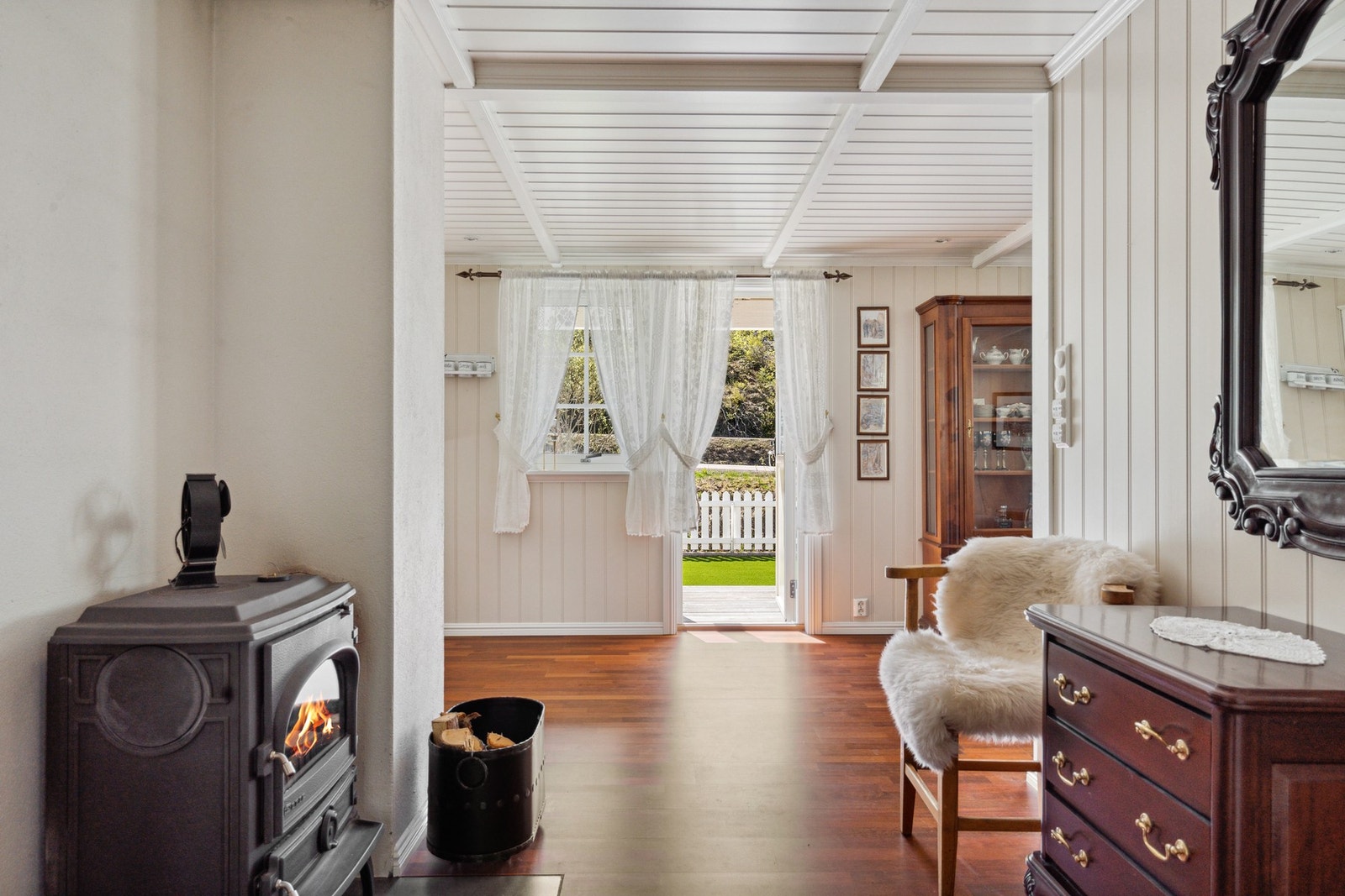 Videre kommer vi inn i stuen, her er det videre utgang til terrassen Galleribilde