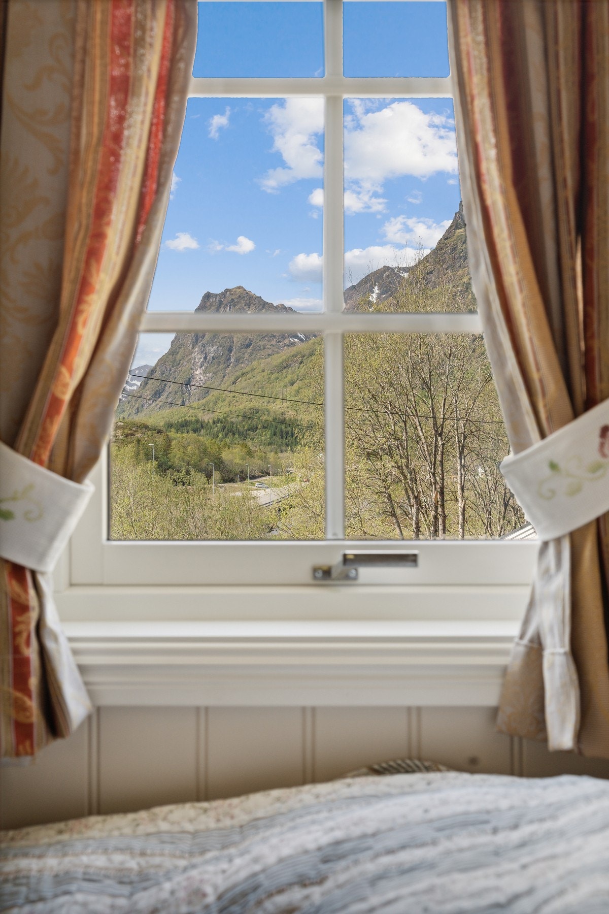 Soverom 2: Fra soverommet kan du skue opp på naturen som omkranser eiendommen Galleribilde