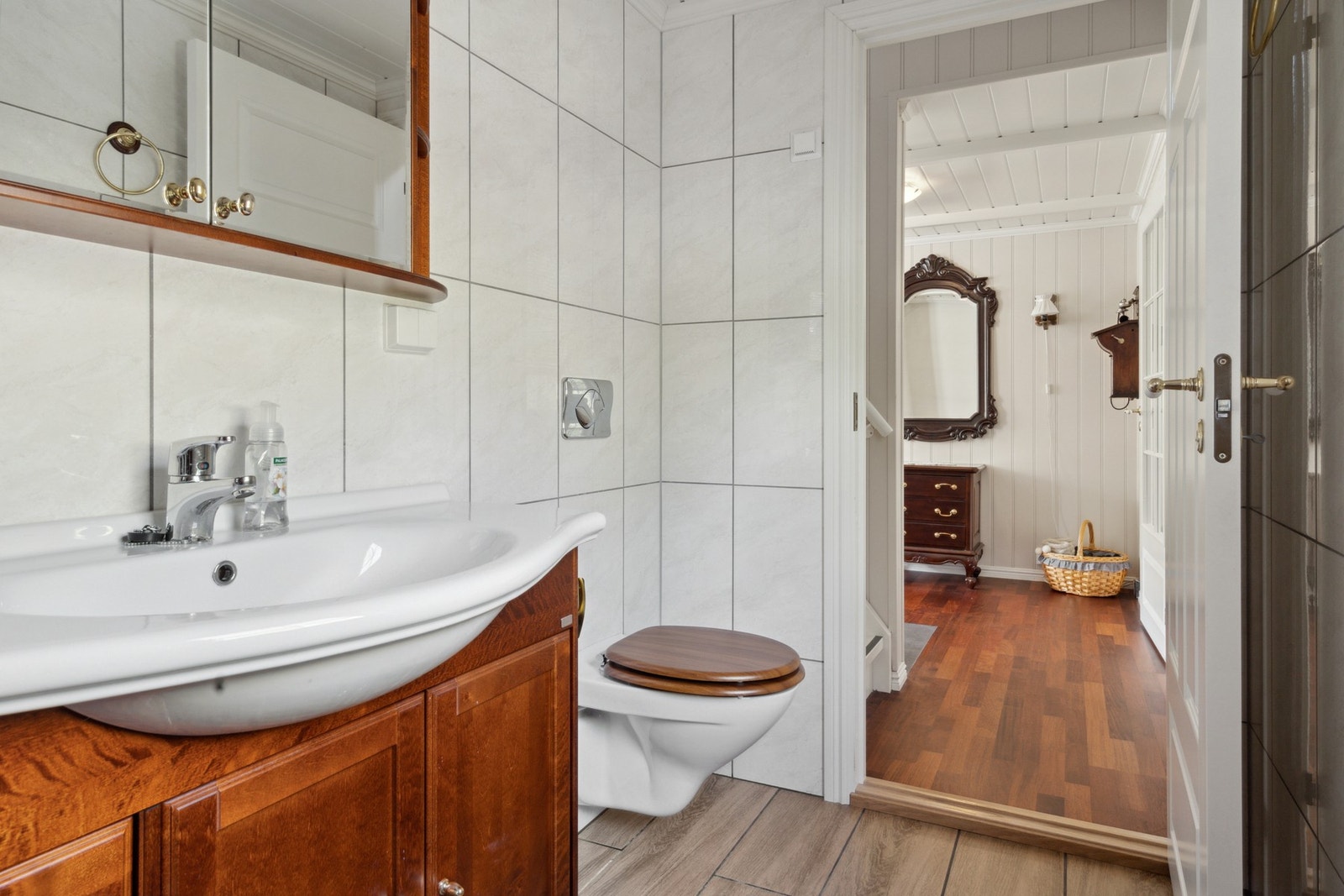 Badet ligger ved gang med trapp til loftet Galleribilde