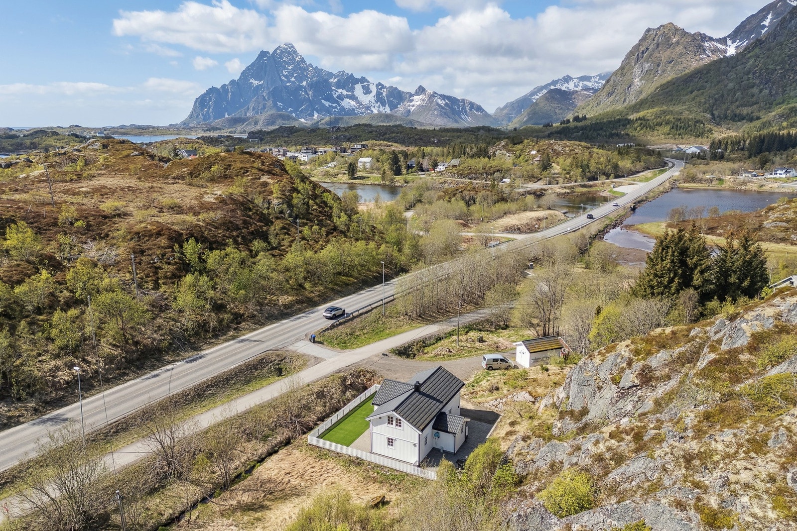 Eiendommen ligger i utkanten av Kabelvåg sentrum Galleribilde