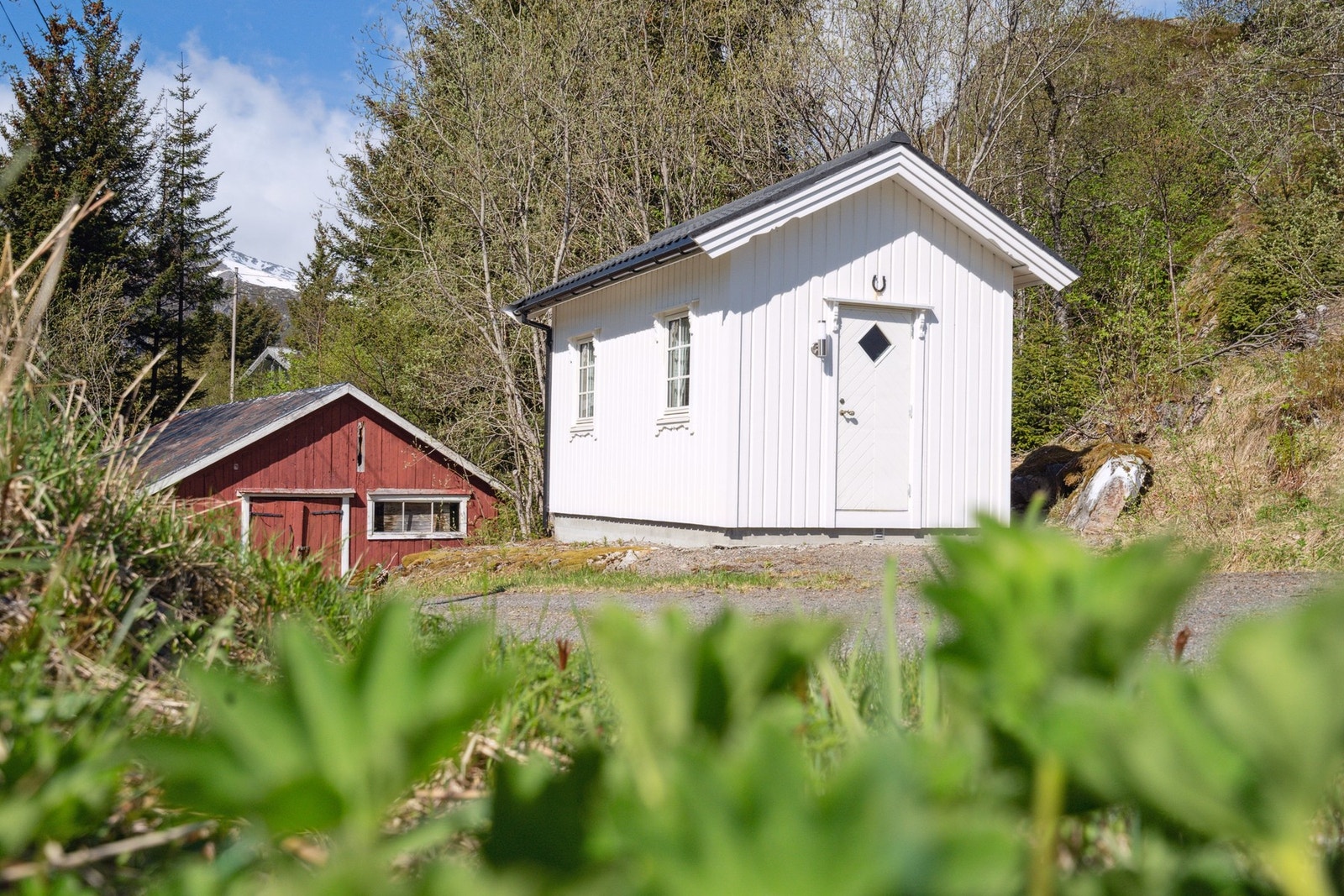 På eiendommen er det to uthus, en nyere utebod og en eldre sjå Galleribilde