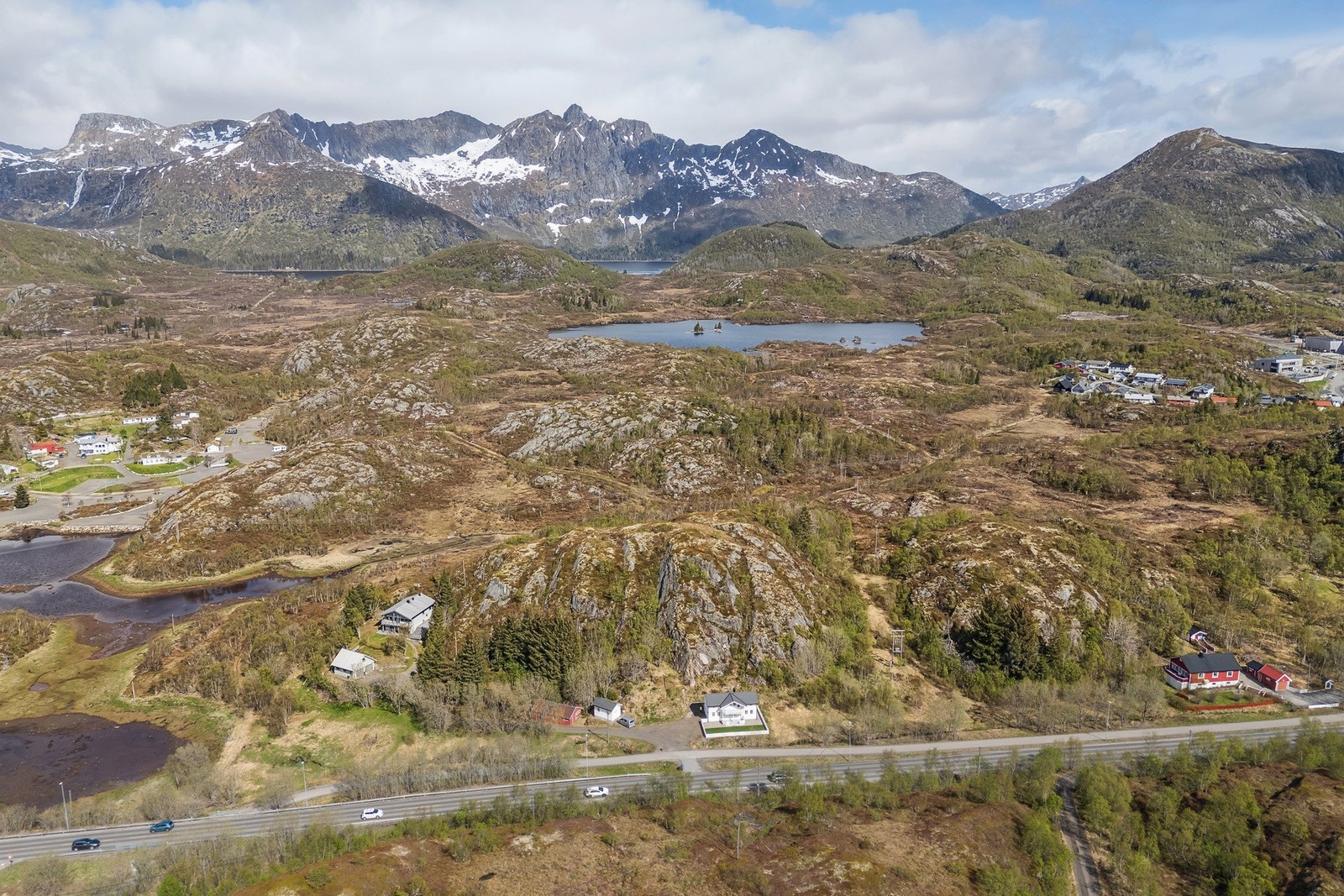 Eiendommen ligger her i utkanten av Kabelvåg - den strekker seg bakover - se vedlagte kart Galleribilde