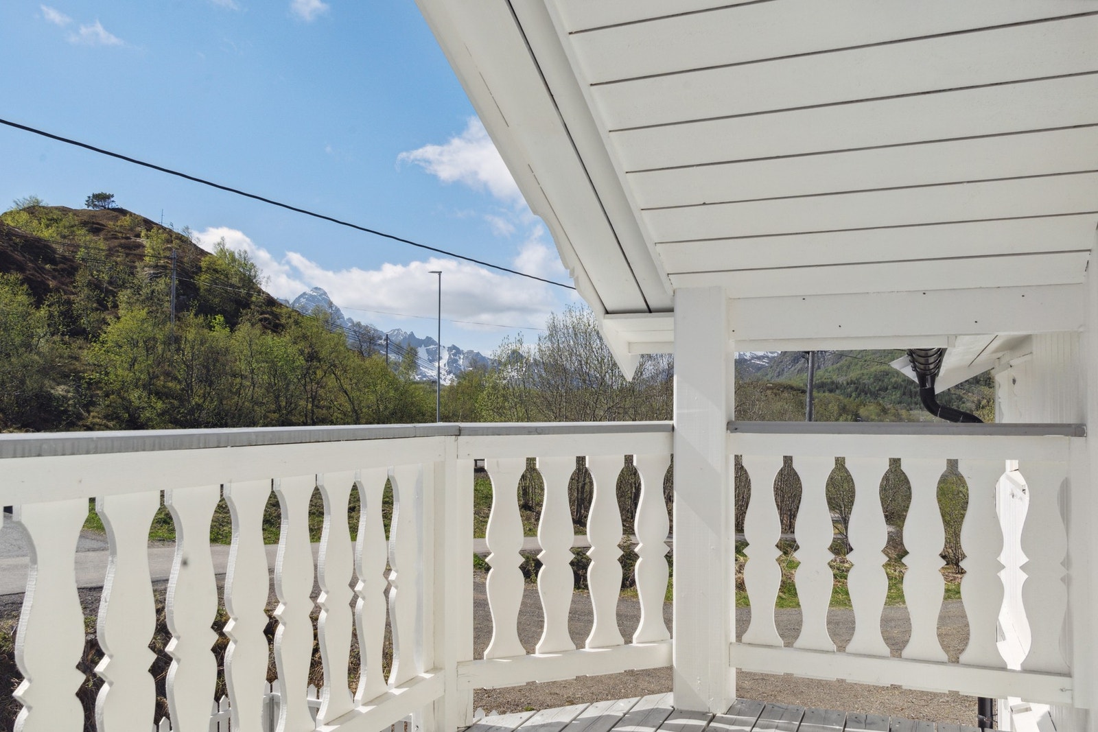 Her fra terrassen kan du nyte kaffen og sikte ut nye turmål Galleribilde