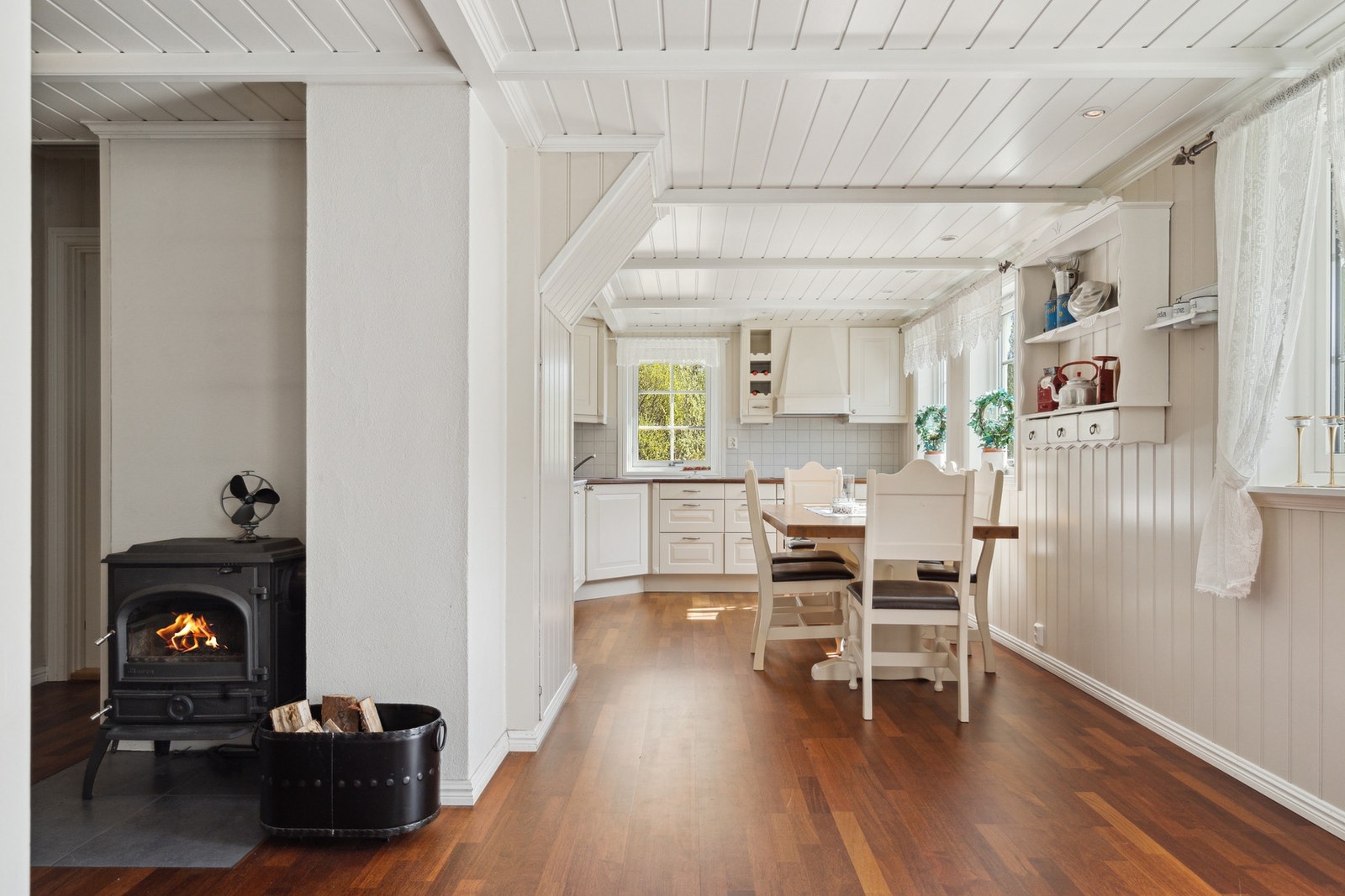 Åpen løsning med kjøkkenet og stuen - oppvarming med varmekabler i gulv og vedovn Galleribilde