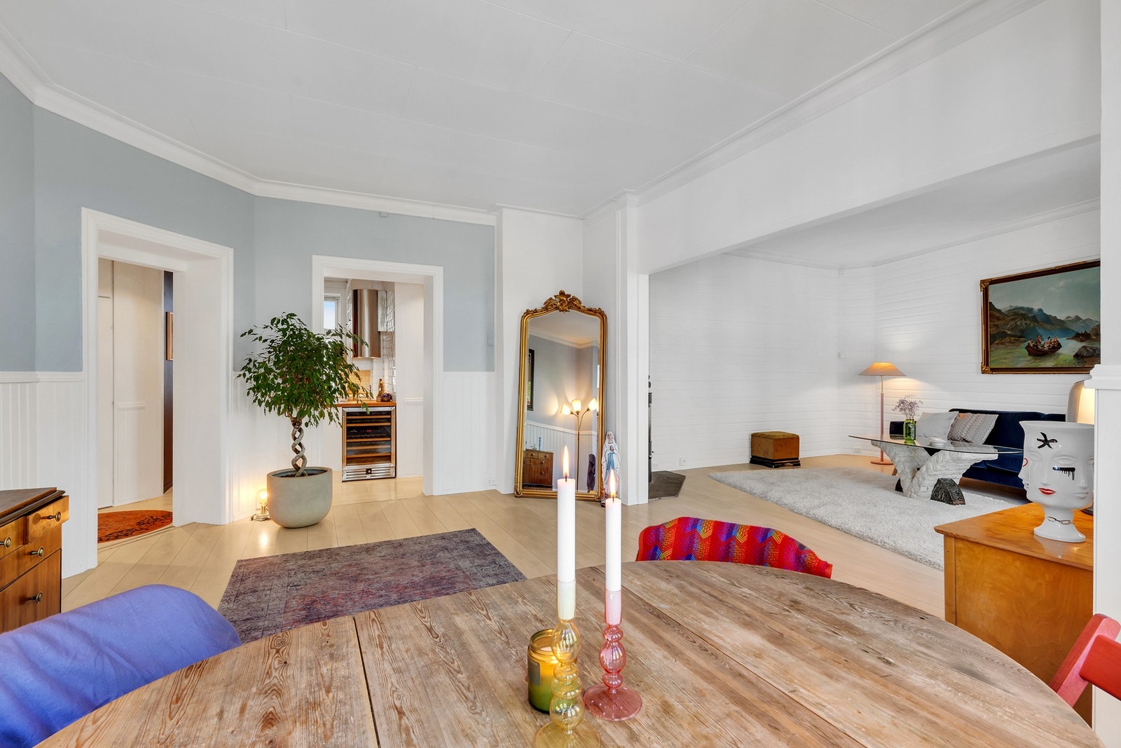 Leiligheten består av tidsriktige og flotte materialvalg og byr på en planløsning som er lett å innrede. Galleribilde