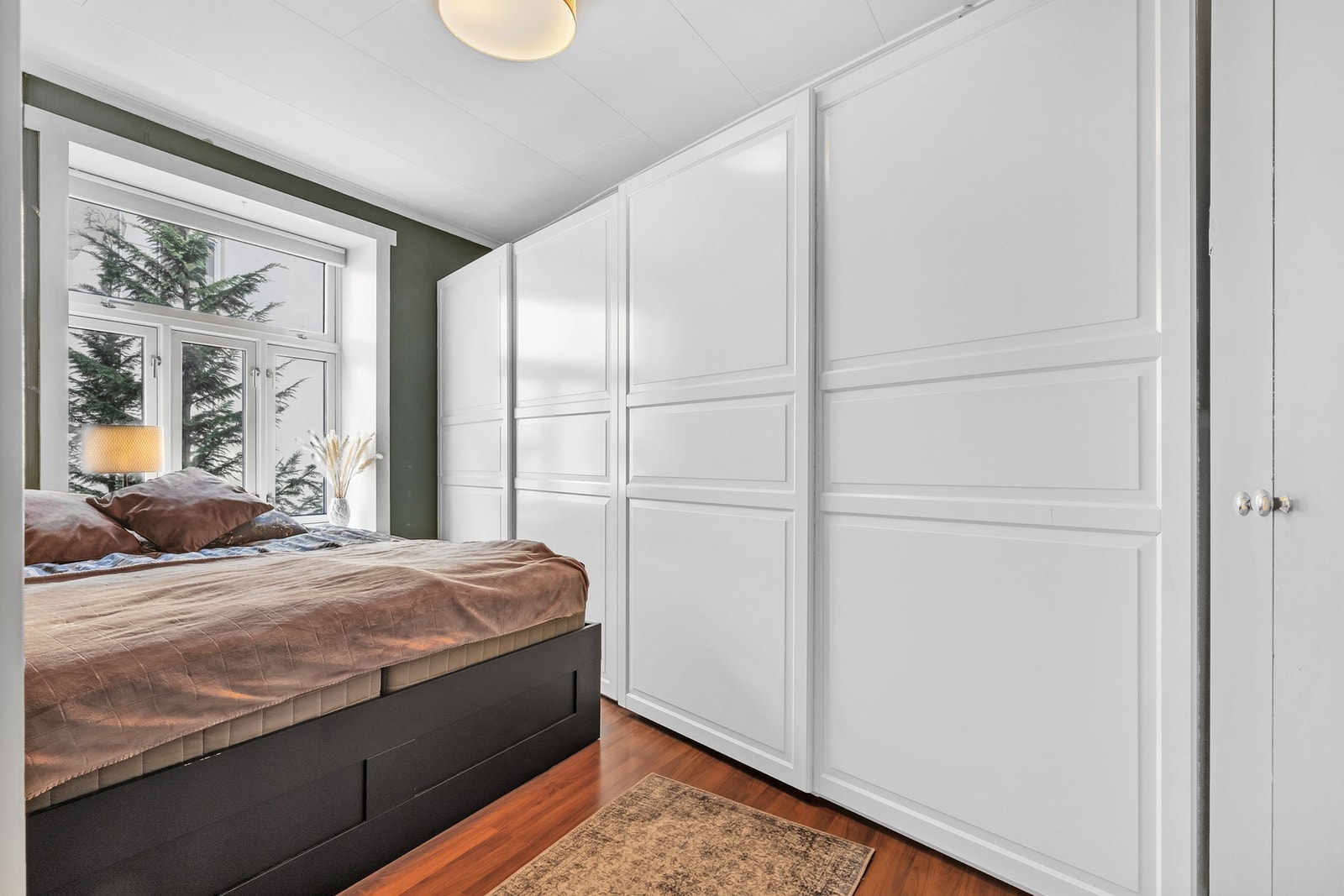 Soverommet er utstyrt med stor garderobe. Galleribilde