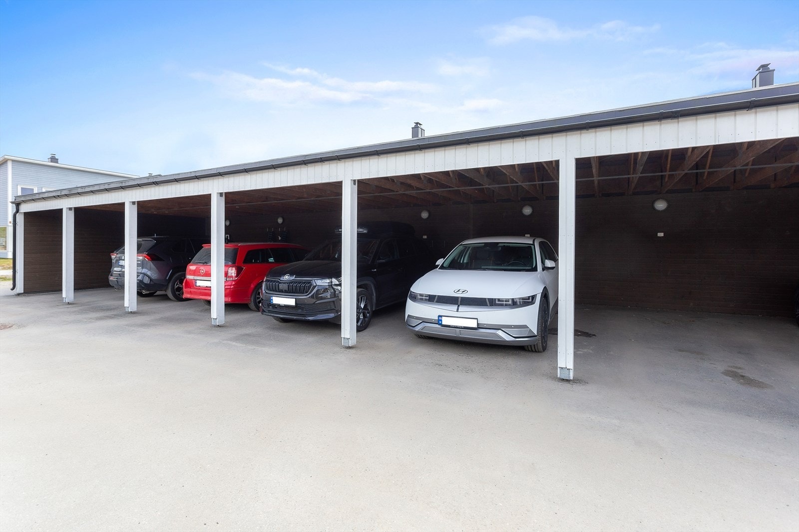 Beskyttet carport med enkel tilgang Galleribilde