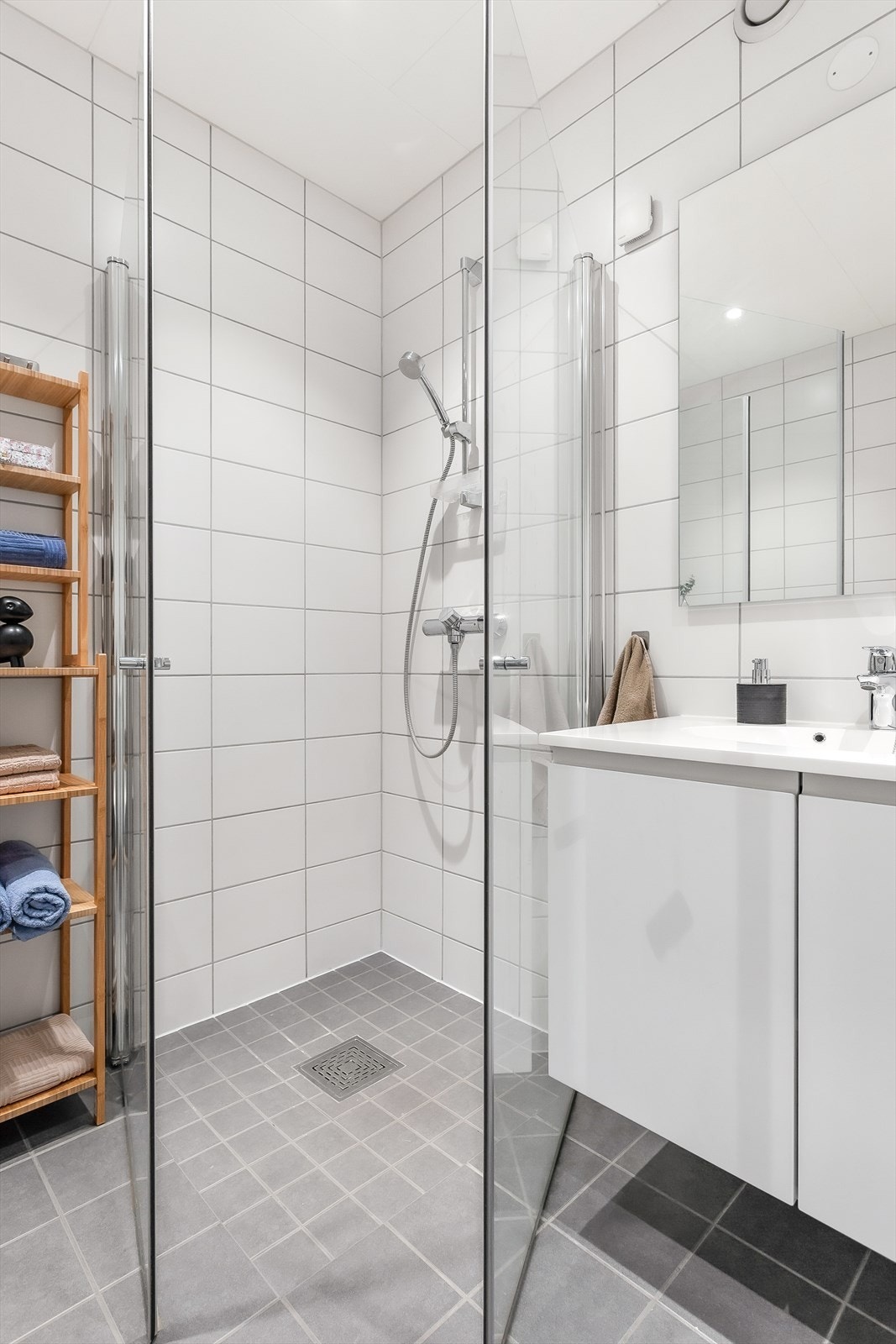 Bad med glassdusj og elegant innredning for en følelse av luksus Galleribilde