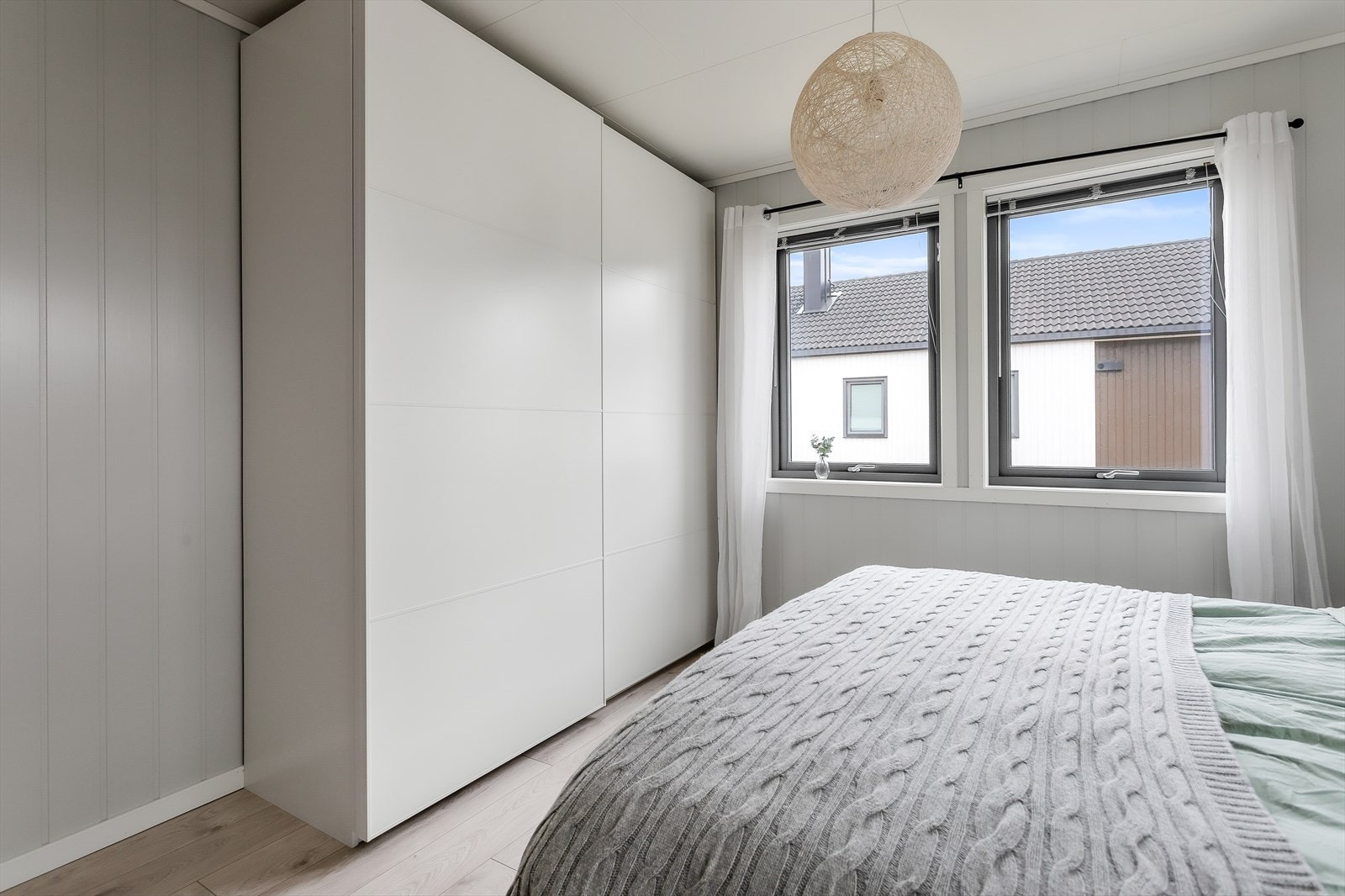 Moderne soverom med store vinduer og skandinavisk stil Galleribilde
