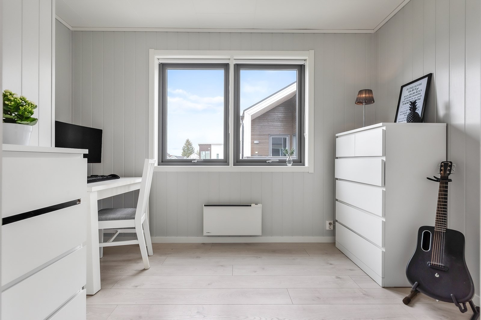 Lyst kontorrom med utsikt mot nabolaget og plass til kreativitet Galleribilde