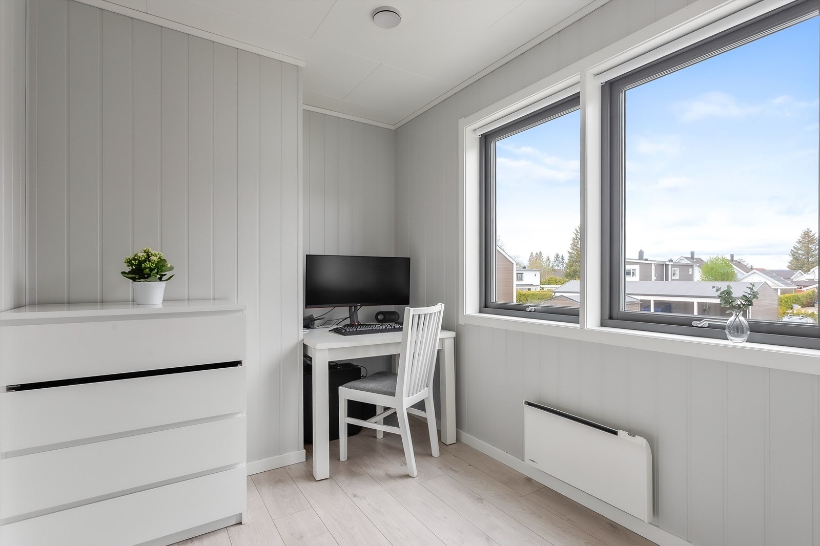 Soverom 2 med rikelig med naturlig lys og moderne møblering Galleribilde