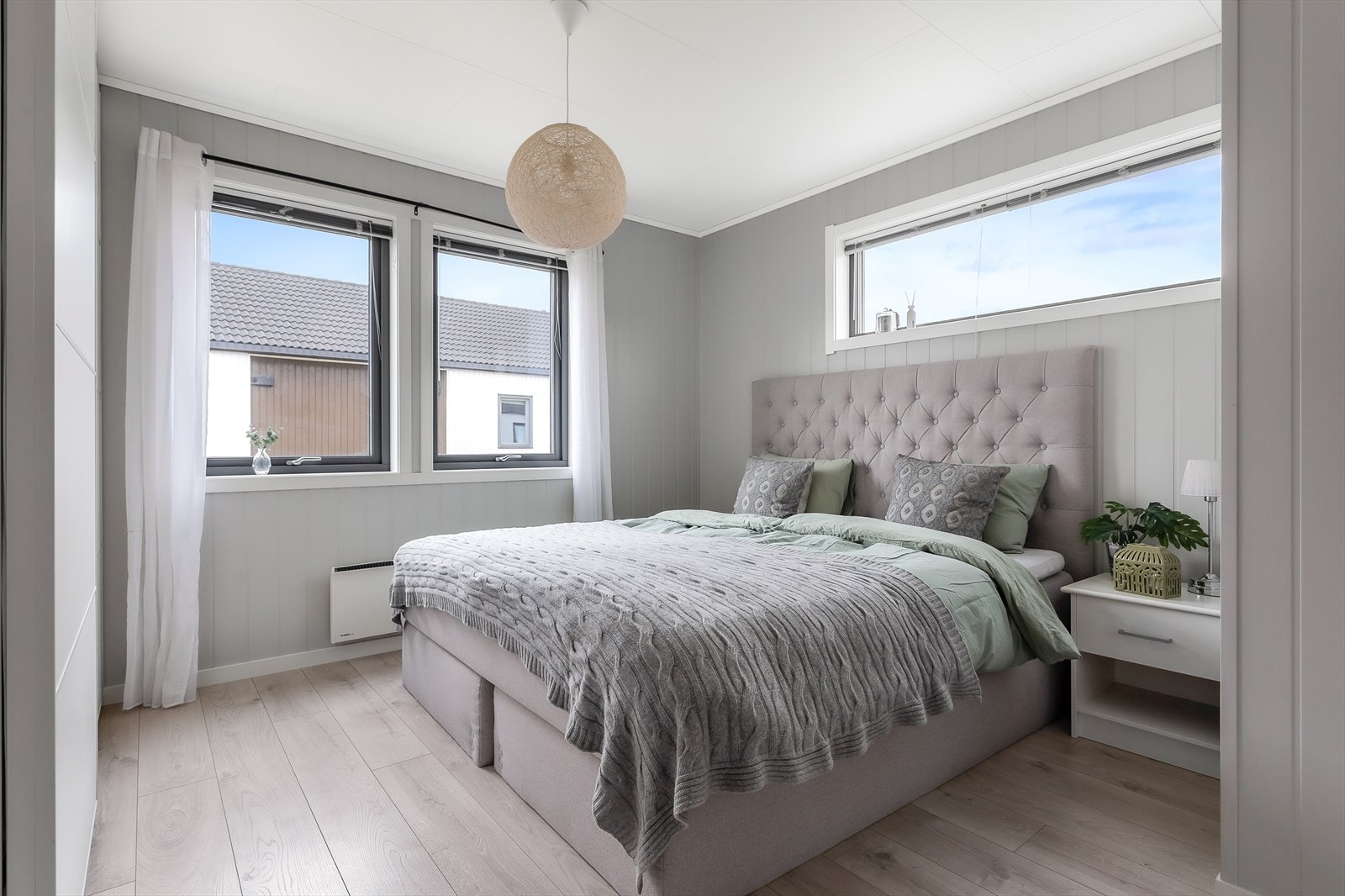 Komfortabelt soverom med minimalistisk design og naturlig lys Galleribilde