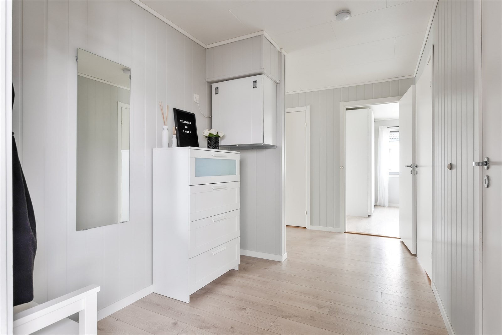 Romslig gangareal med adkomst til bod Galleribilde
