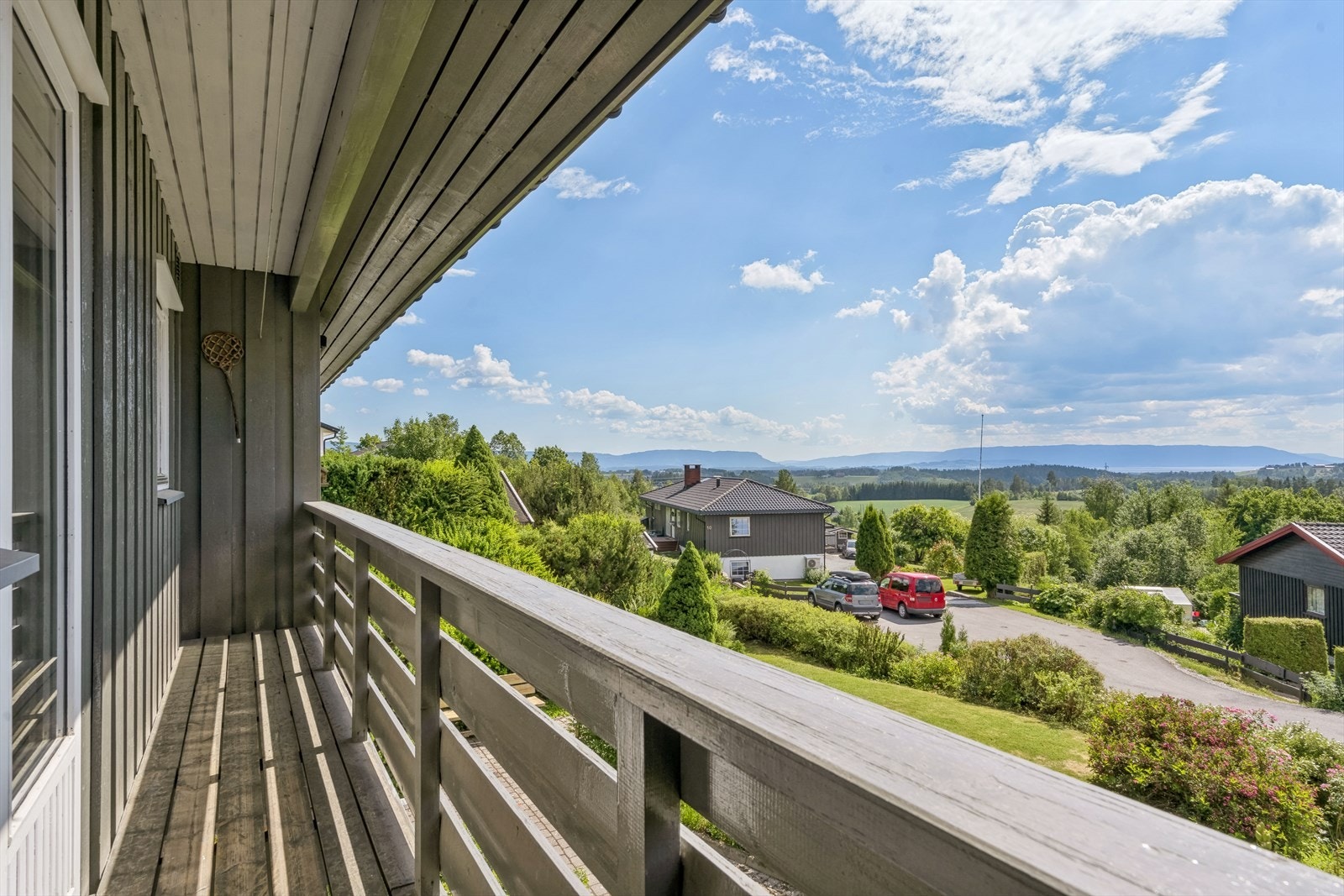 Boligen har også en trivelig overbygget luftebalkong. Galleribilde