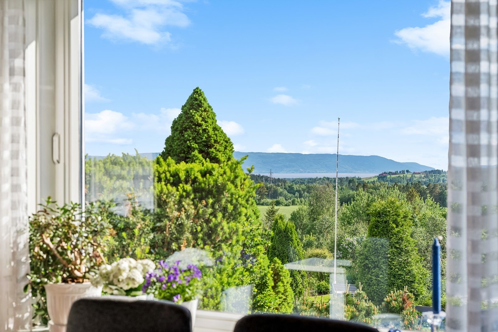 Herfra har du en fantastisk fin utsikt over nærområdet og Tyrifjorden. Galleribilde