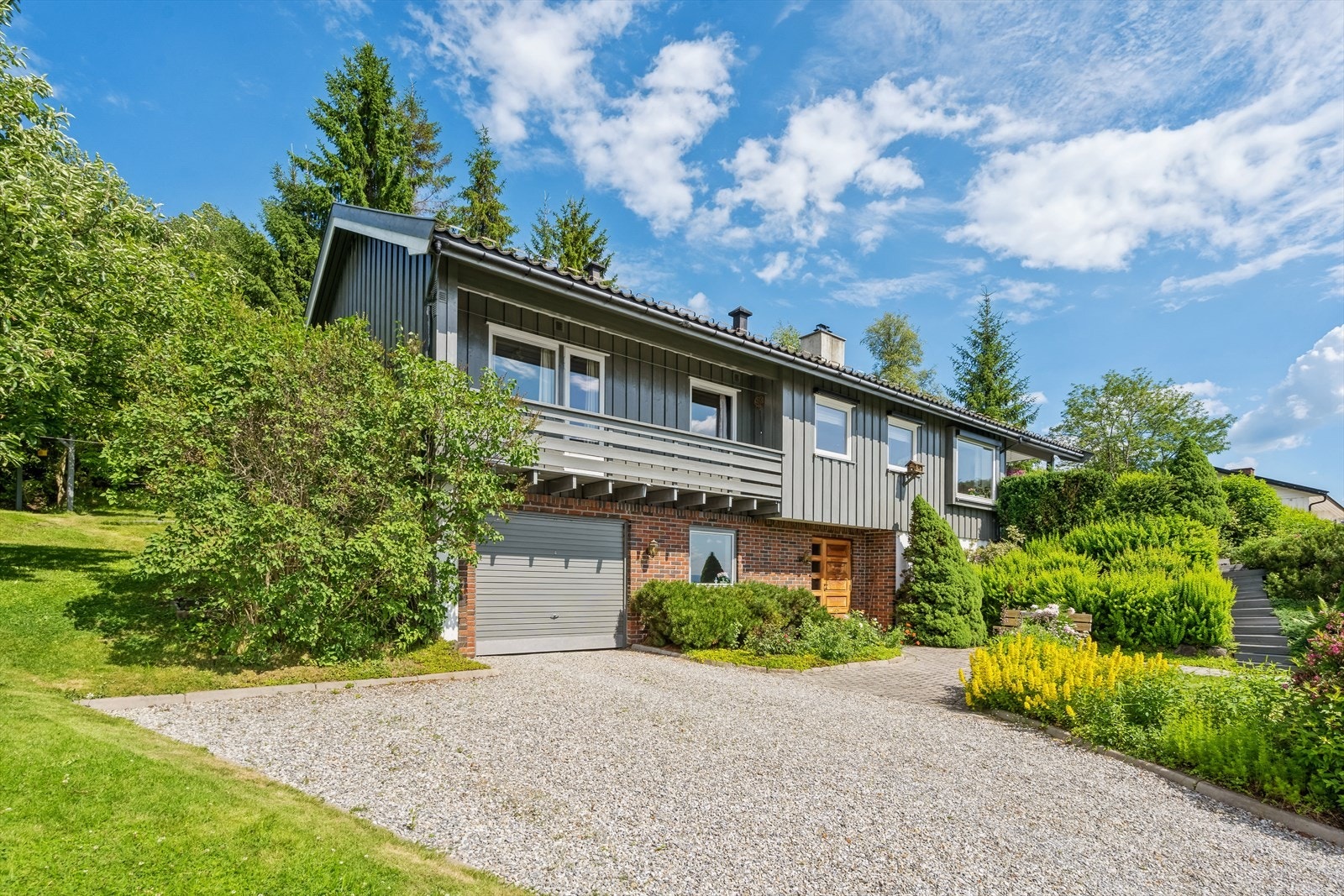 Det er fine parkeringsmuligheter på den gruslagte gårdsplassen og i garasjen. Galleribilde