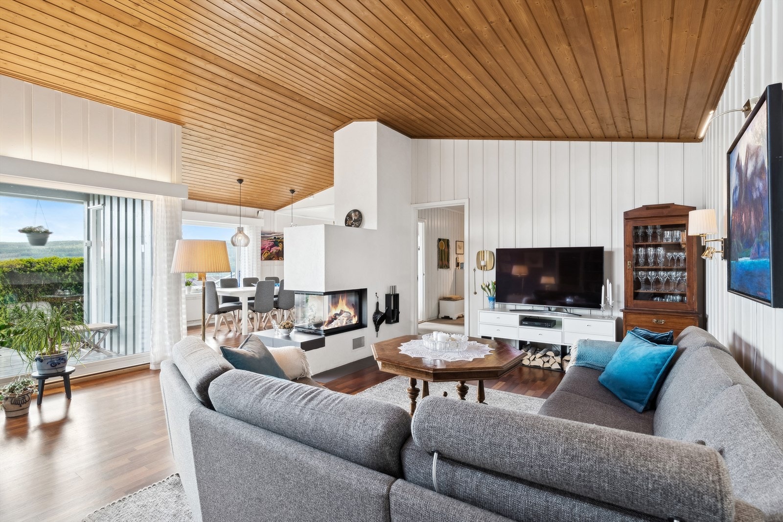 Stuen oppleves som lys og luftig, særlig grunnet den fine takhøyden. Galleribilde