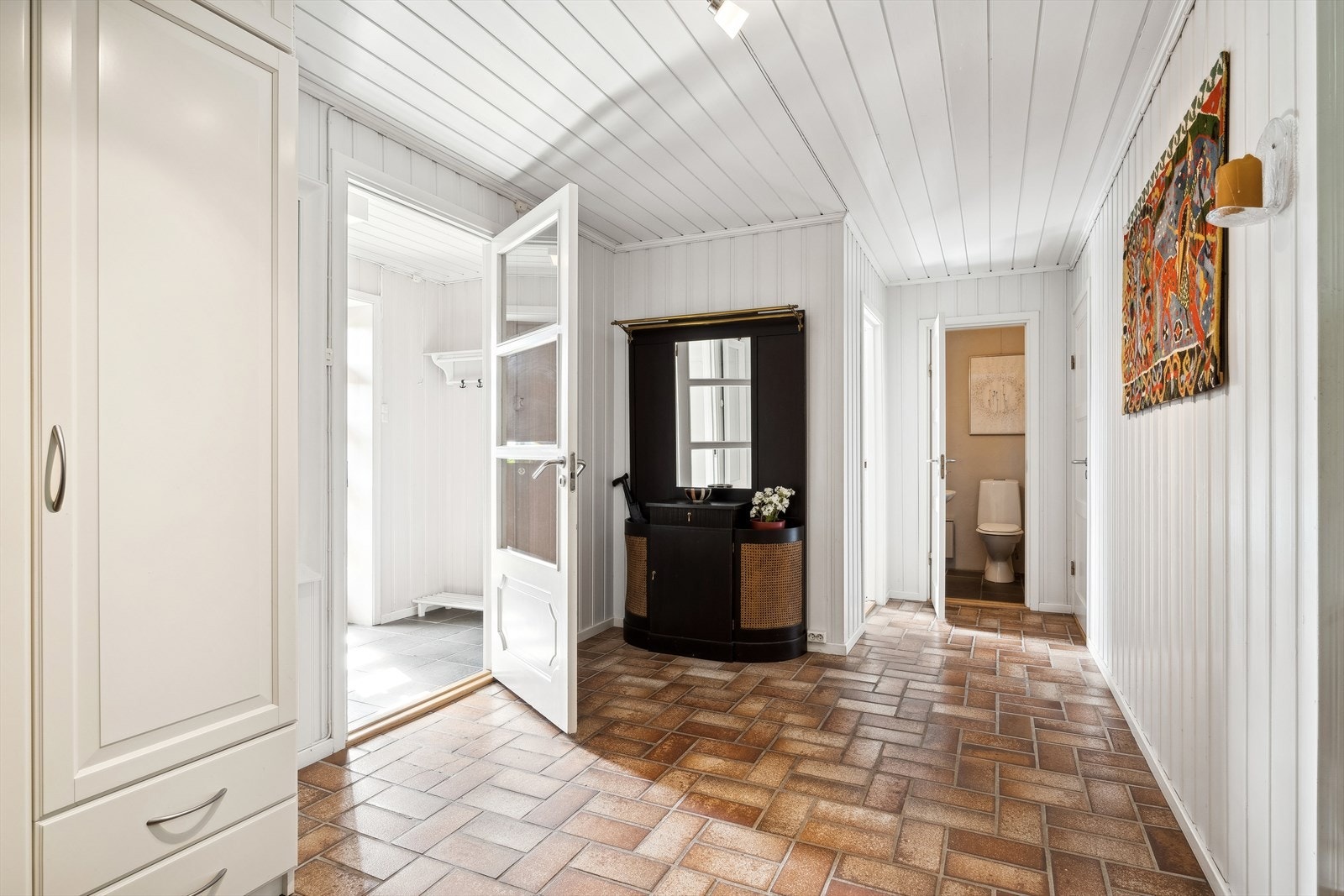 Videre kommer du inn i en romslig hall med plass til øvrig møblement. Galleribilde