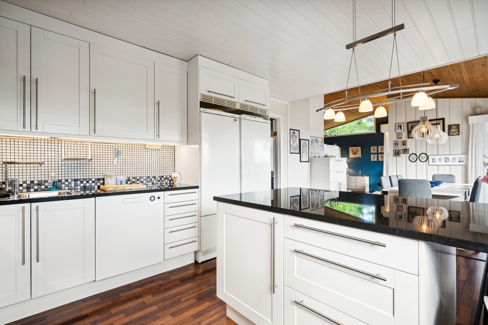 Den praktiske kjøkkenøyen gjør at du får ekstra lagringsplass og arbeidsplass på benken. I tillegg er den et fint skille mellom kjøkkenet og spisestuen. Galleribilde