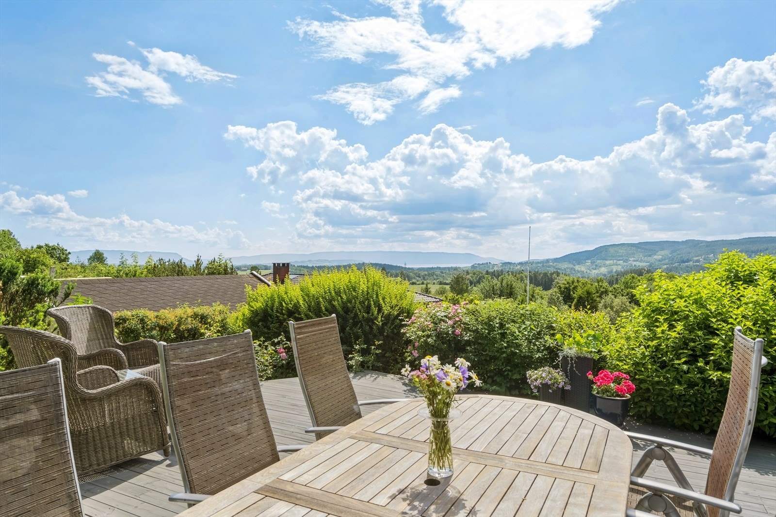 Utendørs har du en nydelig uteplass med flotte solforhold og en vakker utsikt over nærområdet med Tyrifjorden i bakkant. Galleribilde