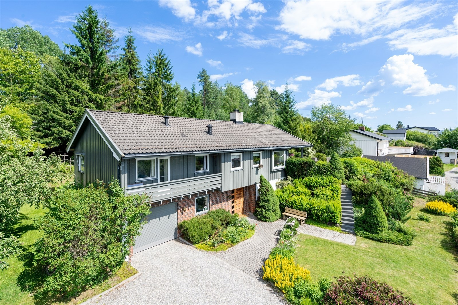 I den store hagen er det god plass for lek og aktivitet - til glede for både store og små. Galleribilde