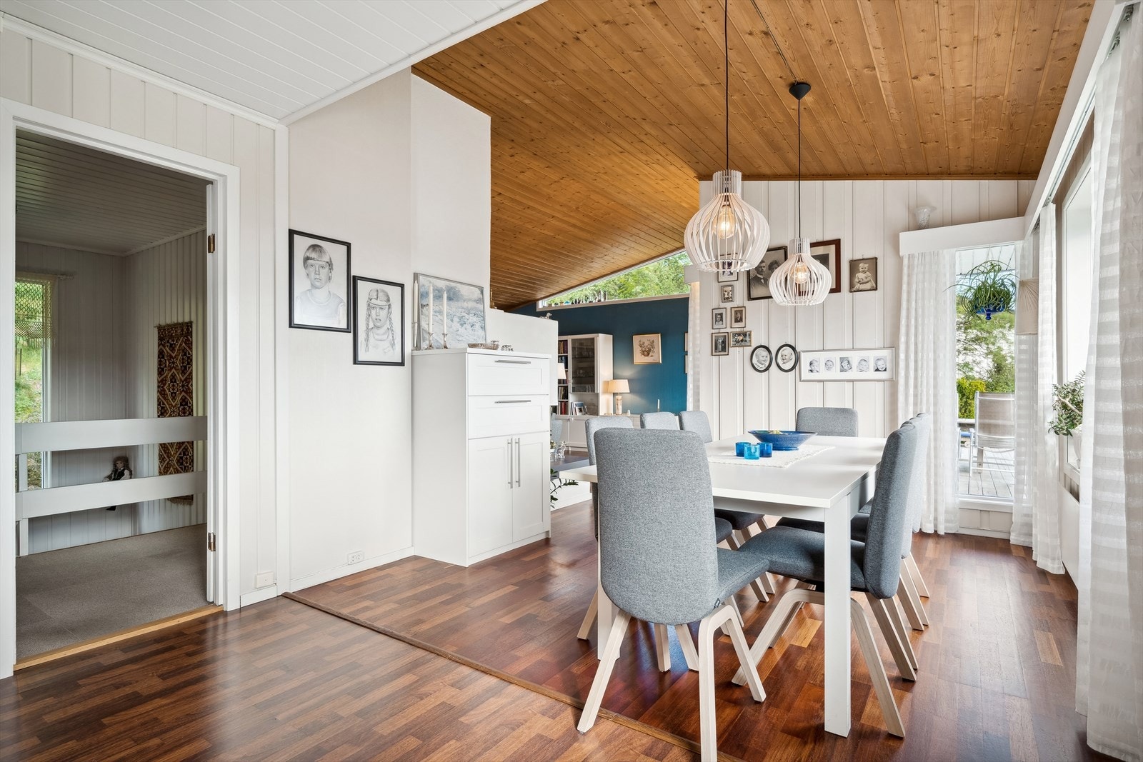 Det er mange store vindusflater som gjør at du får mye naturlig lys inn i rommet. Galleribilde