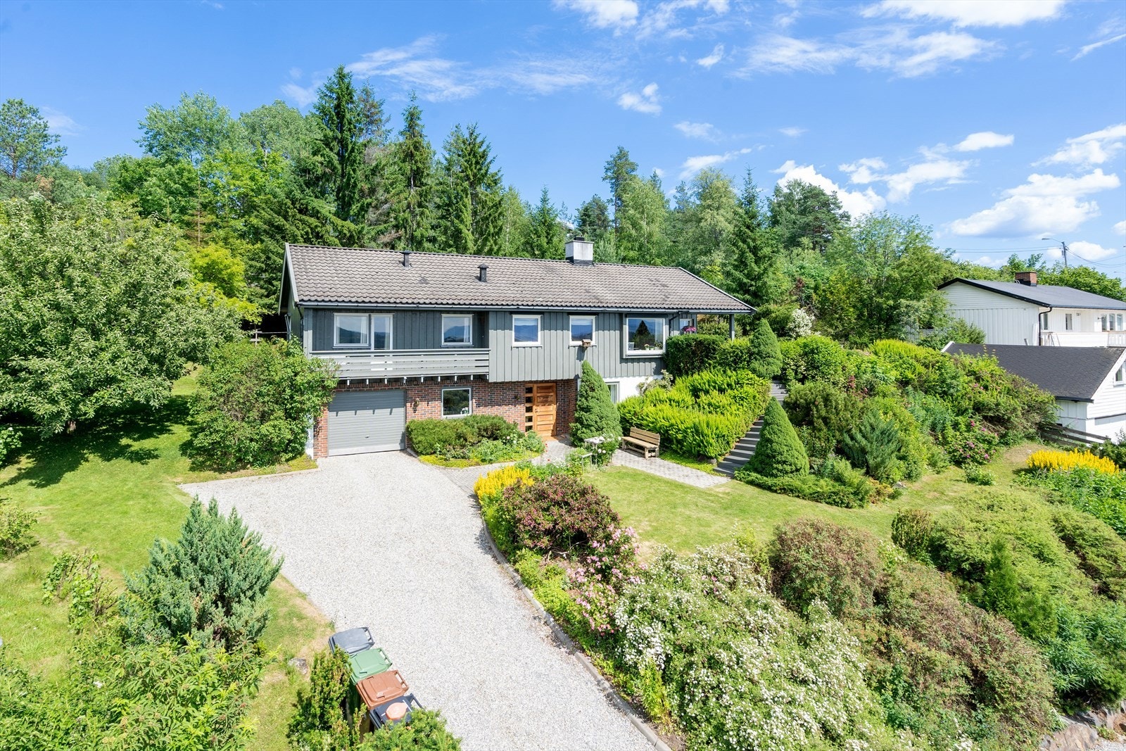 Velkommen til Anettes vei 6 - En innholdsrik enebolig med nydelig beliggenhet på en stor og solrik tomt! Galleribilde