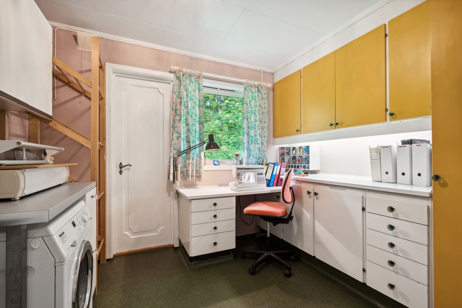 Boligen har også et praktisk vaskerom som er lokalisert i 1. etasje. Her finner du en god innredning, utslagsvask og opplegg for vaskemaskin. Overflatene består av malt strie på veggene og belegg på gulv. Galleribilde