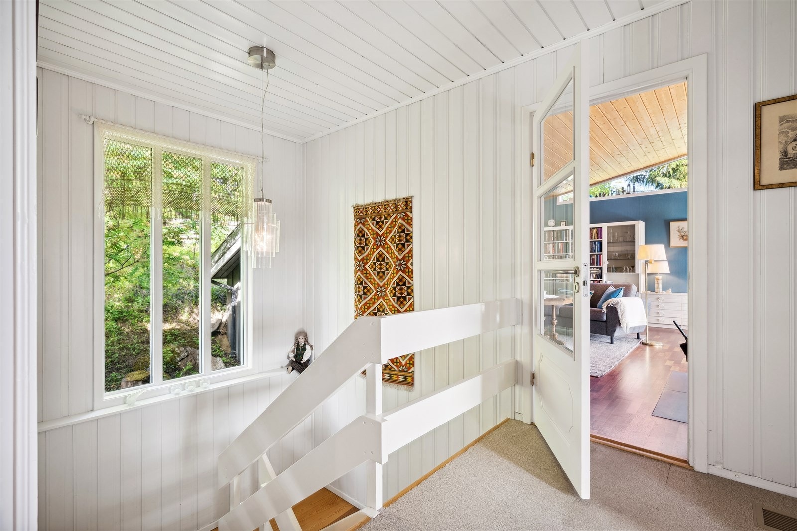 Vi beveger oss videre opp til 1. etasje, der du blant annet finner stuen, kjøkkenet og tre soverom. Galleribilde