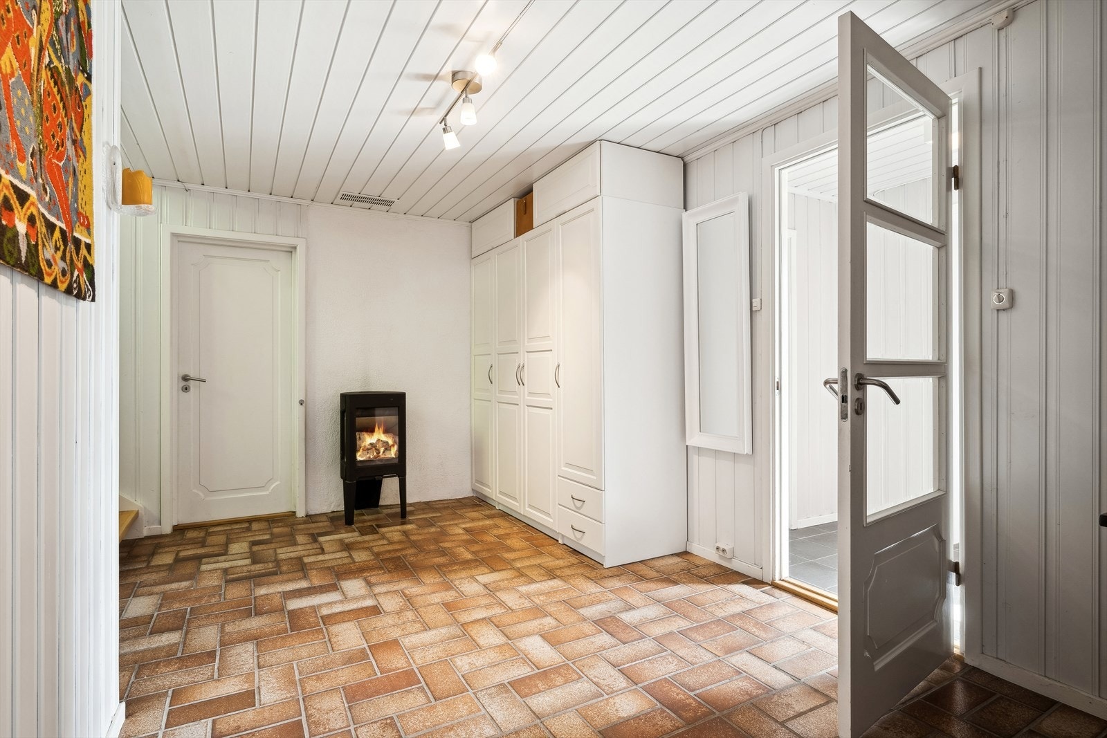 Her finner du et stort garderobeskap med plass for klær og utstyr. Galleribilde