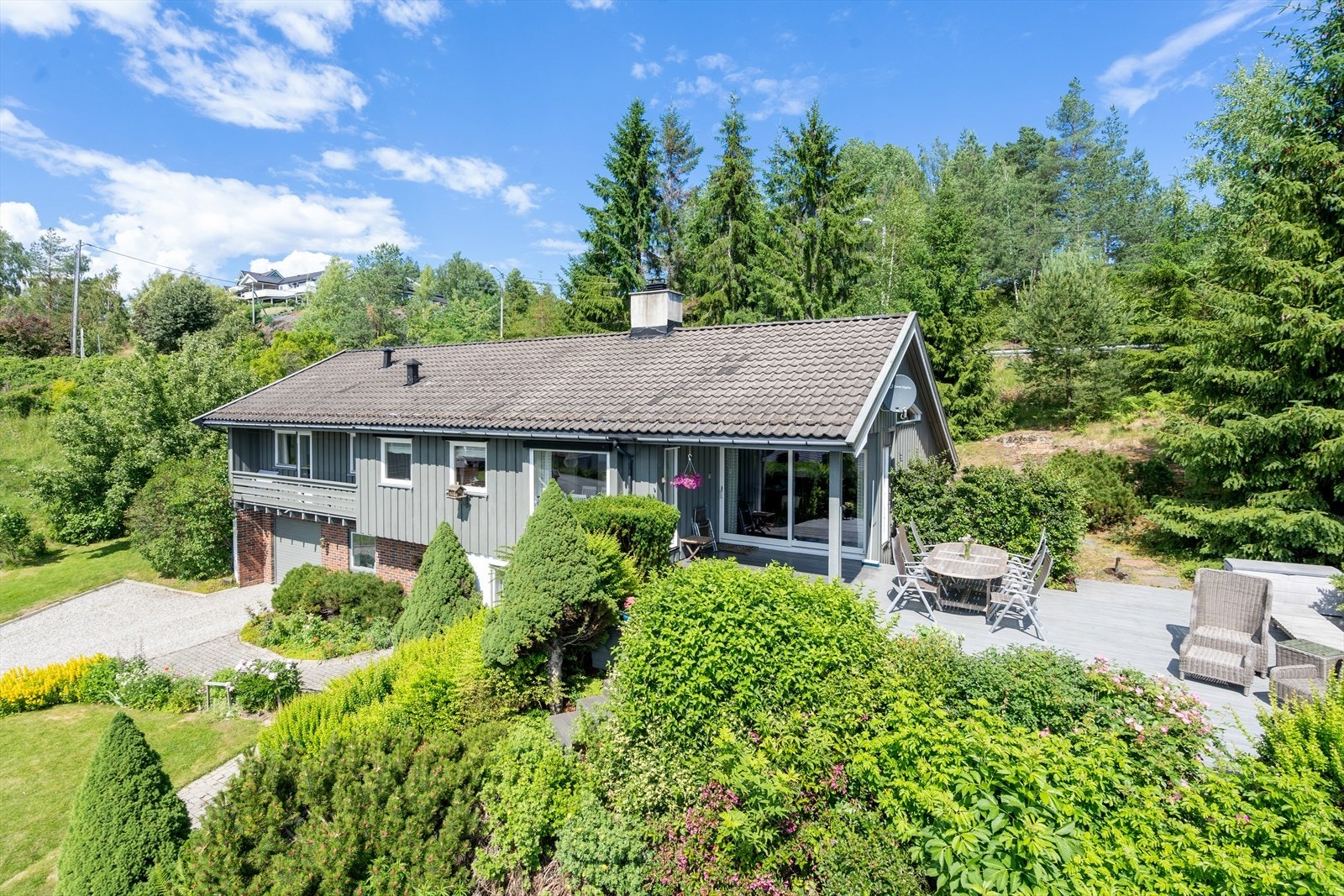 Eiendommen kan skilte med frodige utearealer, pent opparbeidet med beplantning og en romslig terrasse. Galleribilde