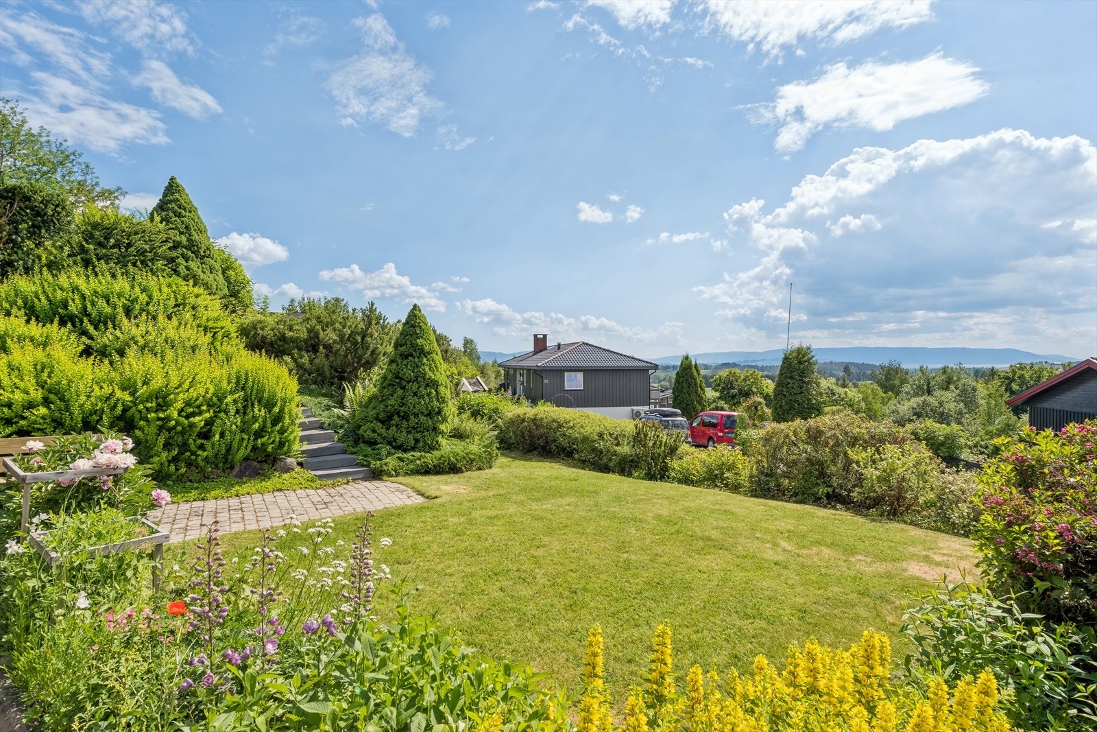 Hagen er vakkert opparbeidet og godt skjermet av busker, trær og beplantning. Galleribilde