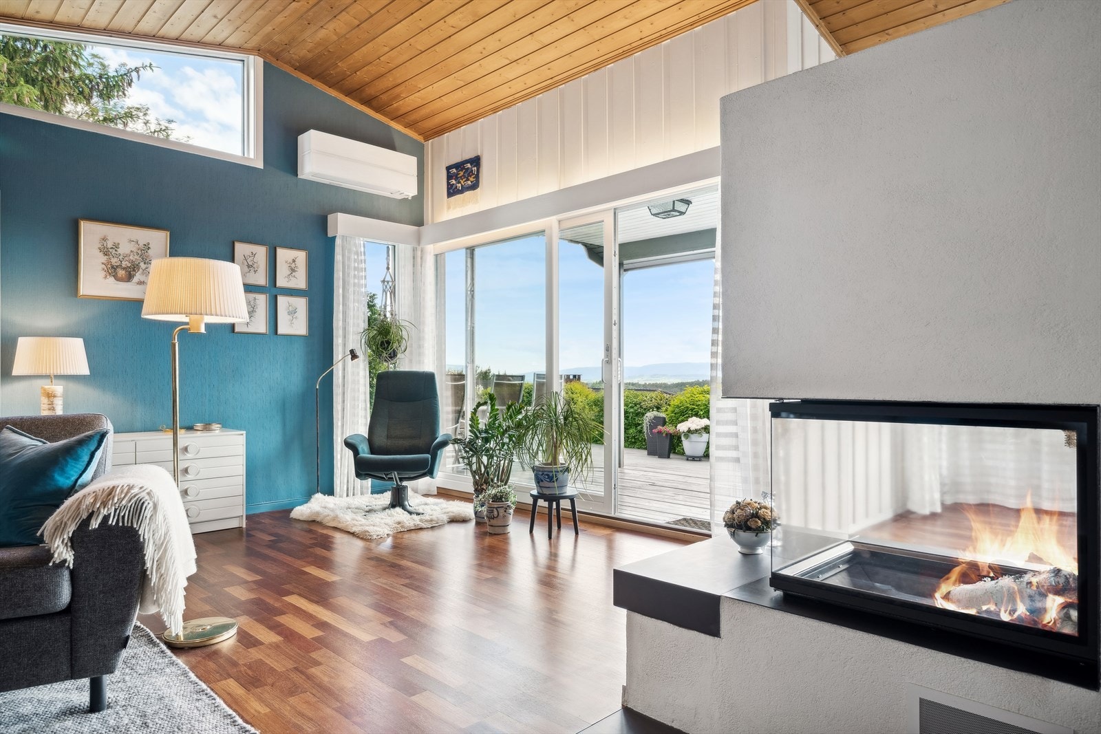 I stuen har du en lekker vedovn som ble modernisert i 2013. Denne fungerer som et fint skille mellom kjøkkensonen og stuedelen. Galleribilde