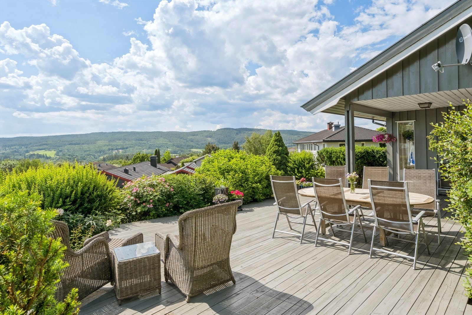 Terrasssen har rikelig med plass til utemøbler, slik at du kan innrede akkurat sånn som du ønsker. Galleribilde
