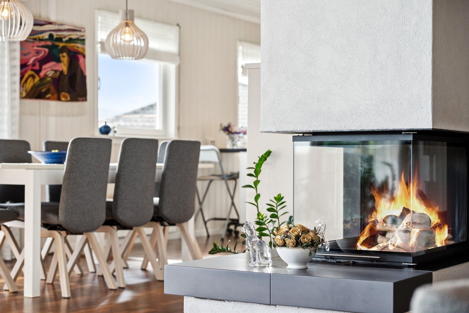 Vedovnen bidrar godt med varme i tillegg til å være et fint dekorativt element i rommet. Galleribilde