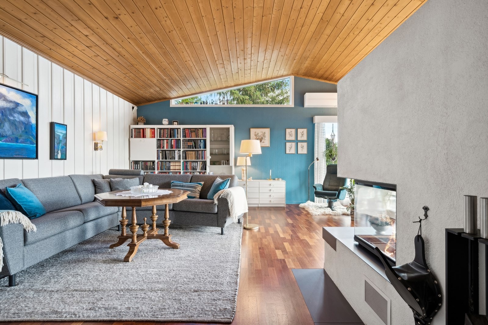 Det er rikelig med plass for både spisestue, sofagruppe og et par godstoler. Galleribilde