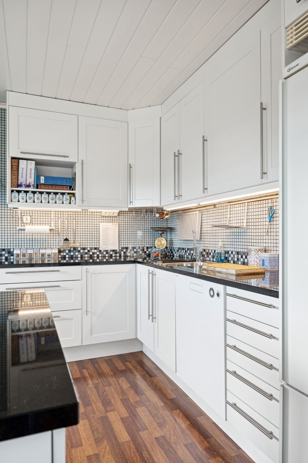 Det ble montert nye ledlys under overskapene i 2021, som gjør at du har god belysning når kvelden senker seg. Galleribilde