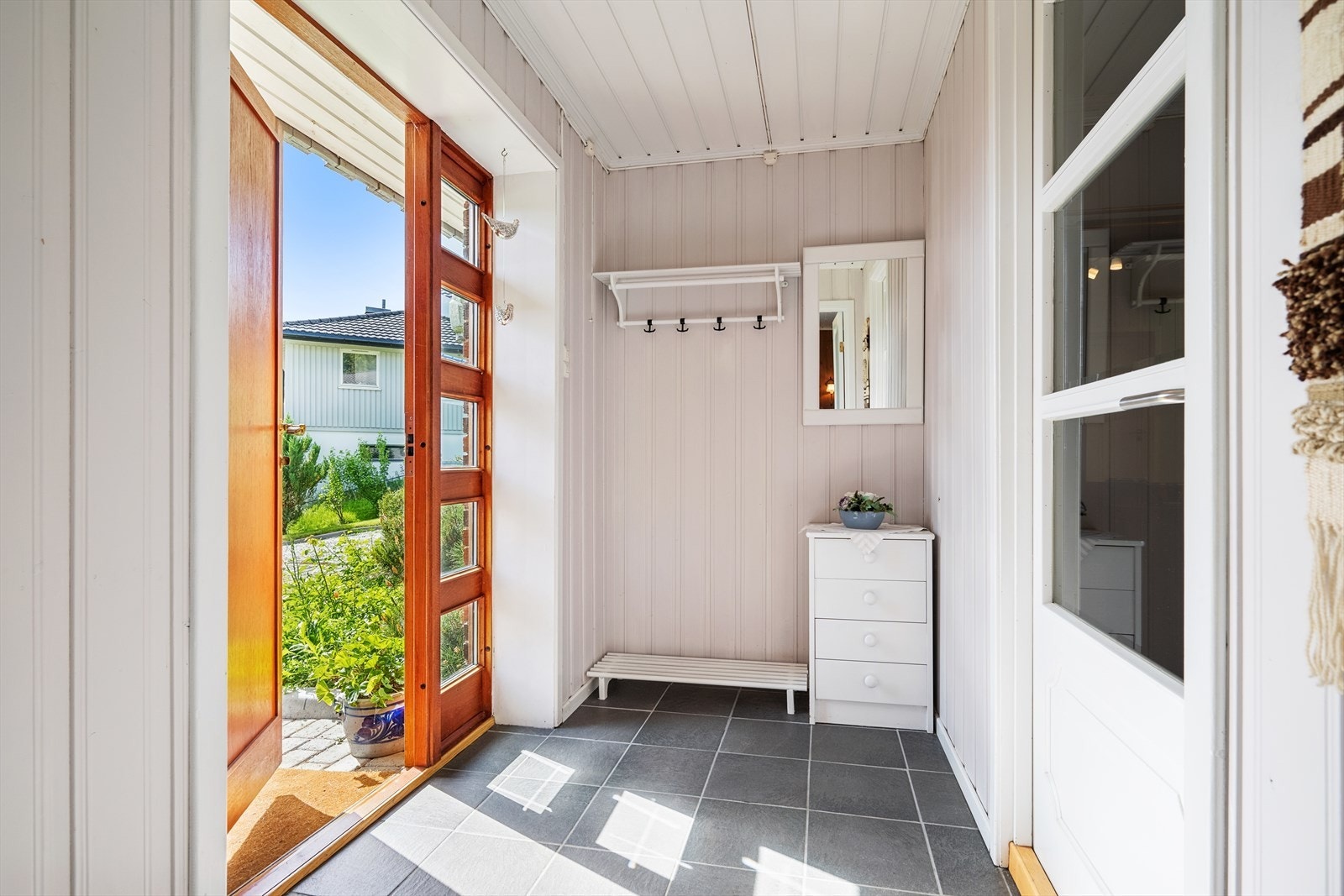 Du ønskes velkommen inn i en lys entré med plass for oppheng av yttertøyet. Galleribilde