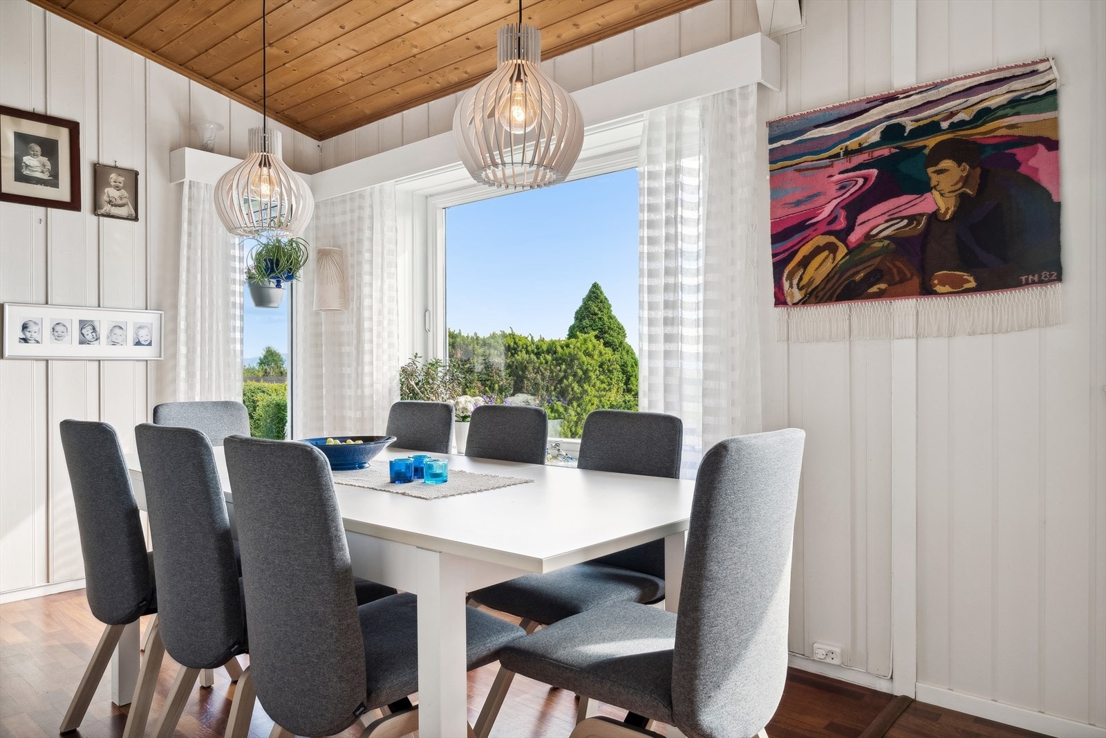 Ved kjøkkenet har du rom for spisestuen, der du kan samle familien rundt store og små måltider. Galleribilde