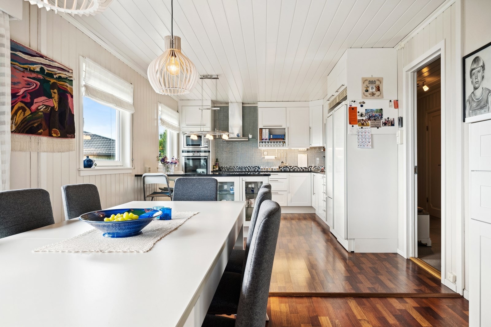 Det er åpen løsning til kjøkkenet som gjør dette til en sosial og hyggelig sone. Galleribilde