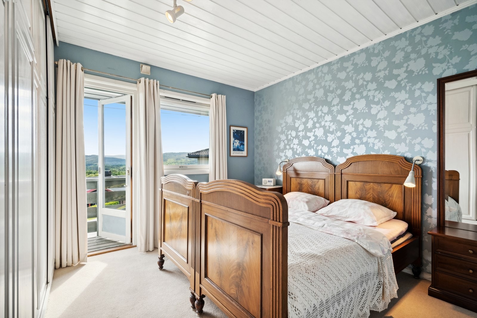 Hovedsoverommet har god plass til møbler i tillegg til egen utgang til balkongen. Galleribilde