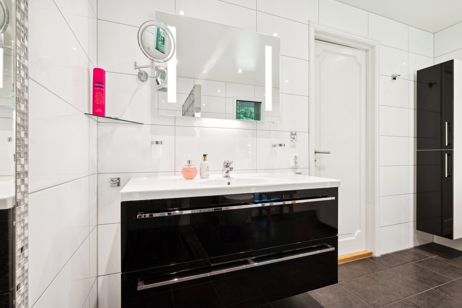 Videre er rommet utstyrt med en moderne servantinnredning, speil med integrert belysning, dusjhjørne, toalett, høyskap og et herlig badekar. Det er også varme i gulvet. Galleribilde