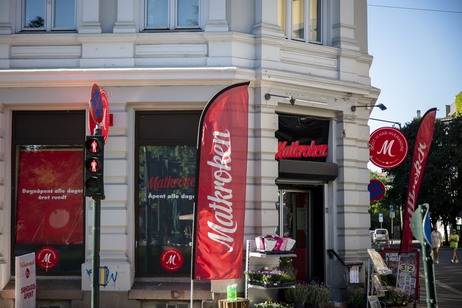 Flere matbutikker er innen umiddelbar nærhet, som Rema 1000, Joker, samt Matkroken i Kingos gate som er døgnåpen Galleribilde